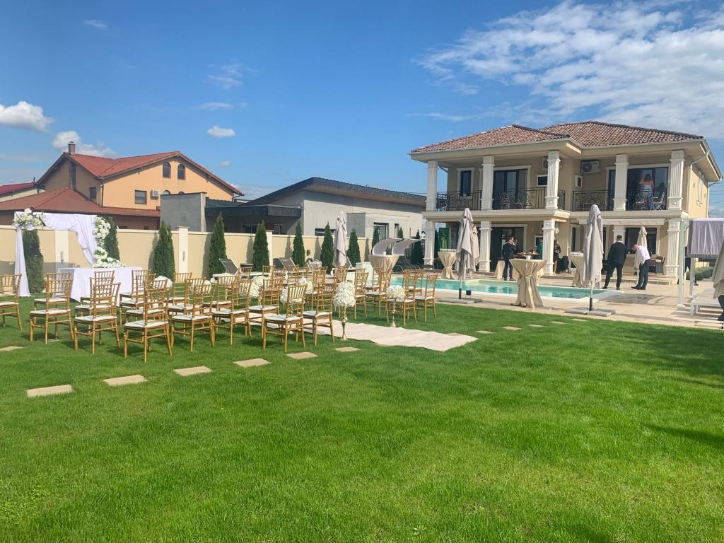 Bazén v ubytování Pensiunea Carpe Diem Spa nebo v jeho okolí