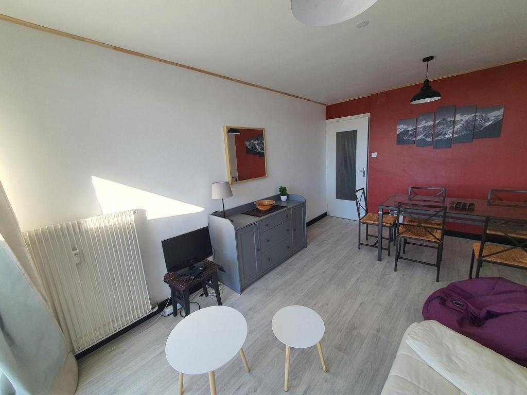 シャンルッスにあるAppartement Chamrousse, 2 pièces, 5 personnes - FR-1-340-118のリビングルーム(ソファ、テーブル、椅子付)