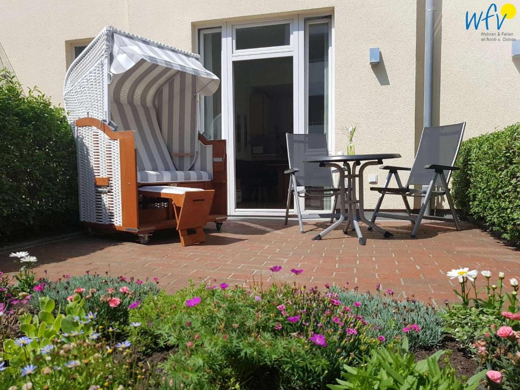 ヴァンガーオーゲにあるKaiserhof Ferienwohnung 4のパティオ(テーブル、椅子、テーブル、テーブル付)