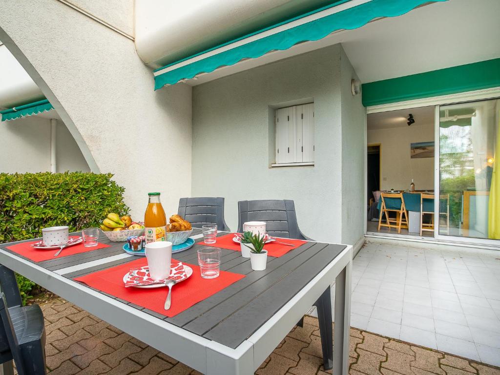 une table avec une assiette de nourriture dessus dans l'établissement Apartment Jamaïc by Interhome, à La Grande Motte