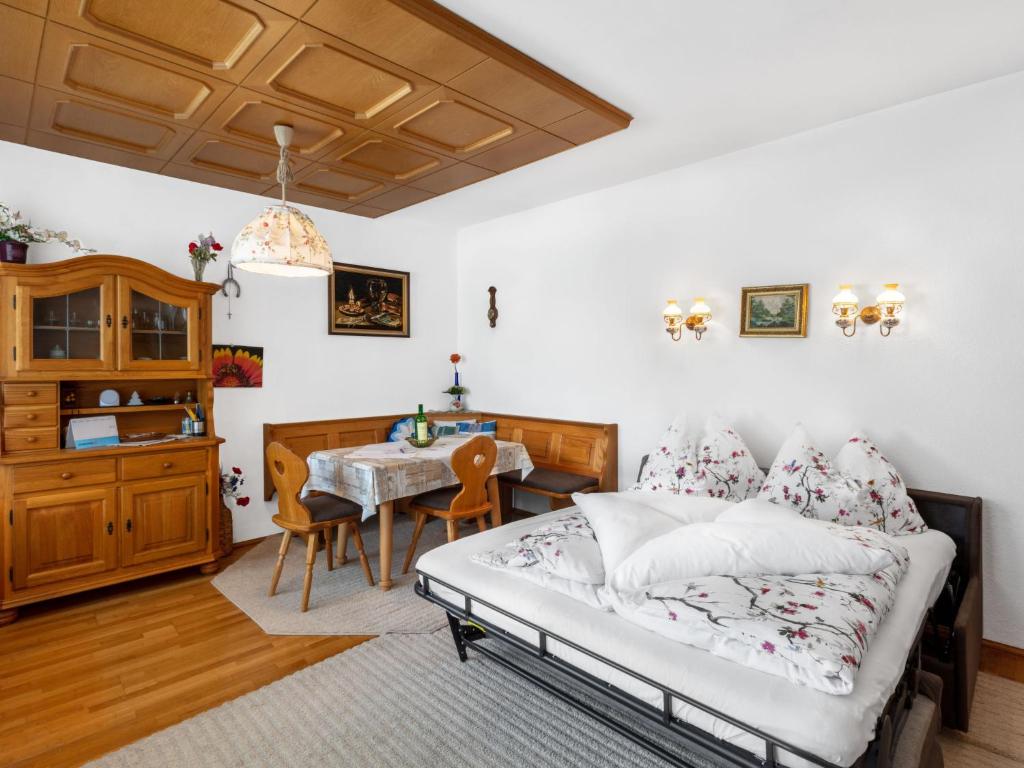 sypialnia z łóżkiem i stołem w obiekcie Apartment Dachstein-3 by Interhome w mieście Flachau