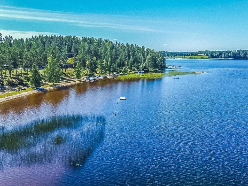 HaraにあるHoliday Home Joutiainen l 69の船が乗る湖の空中風景