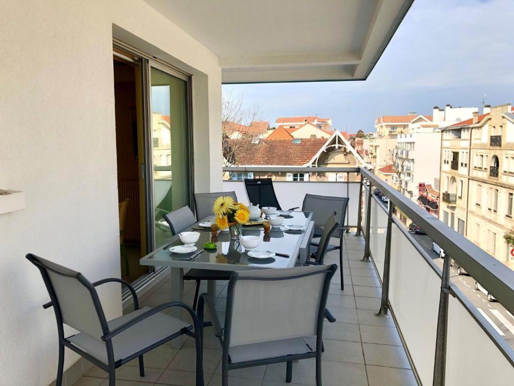 une table et des chaises sur un balcon avec vue dans l'établissement Apartment Neptune by Interhome, à Arcachon