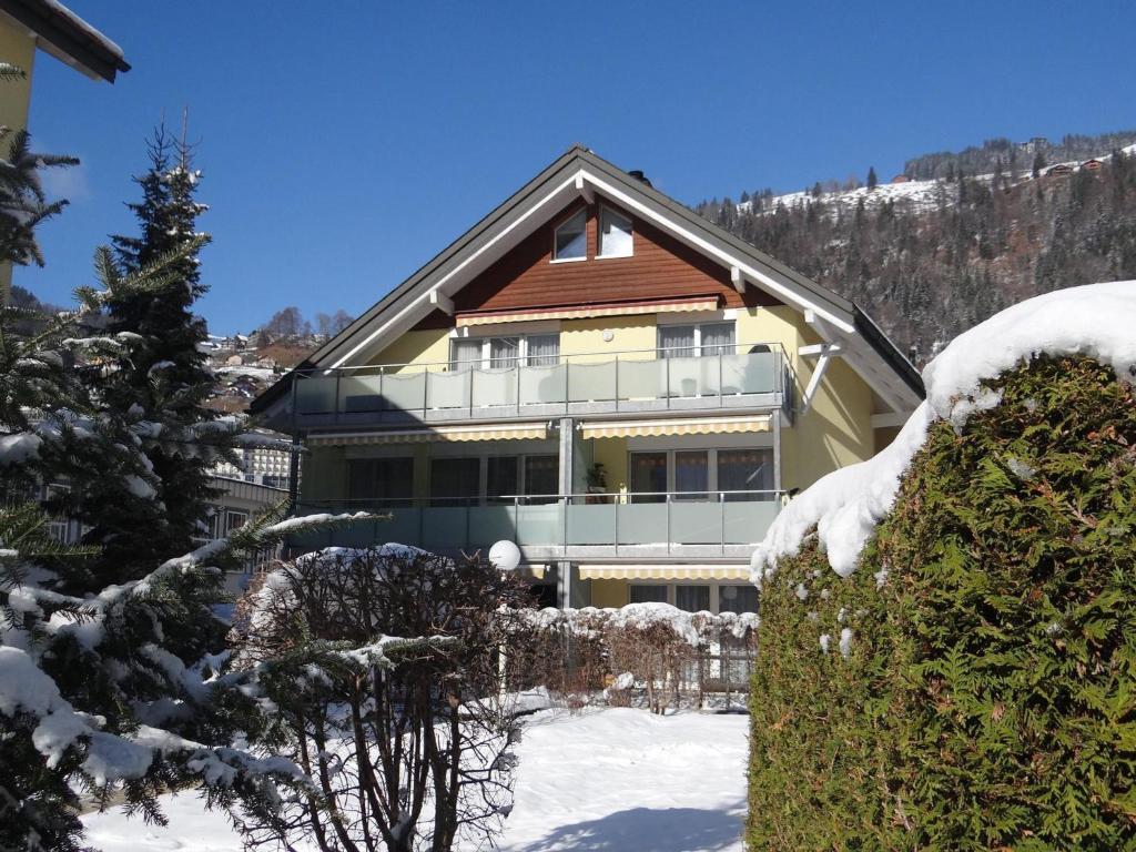 een groot huis met sneeuw op de grond bij Apartment Bellevue-Park B 138 by Interhome in Engelberg