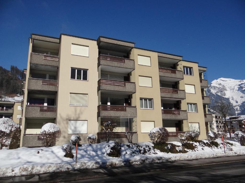 ein hohes Gebäude mit Schnee davor in der Unterkunft Apartment Sunnmatt Süd Wohnung 831 by Interhome in Engelberg