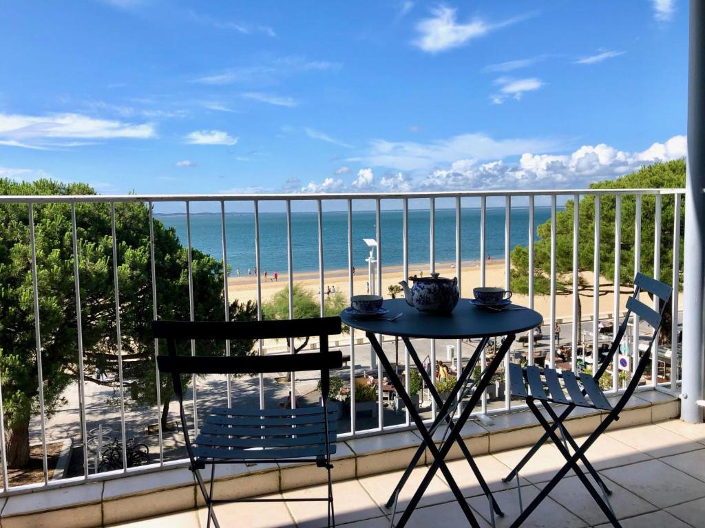 - un balcon avec une table et des chaises et la plage dans l'établissement Studio Mogador-4 by Interhome, à Arcachon