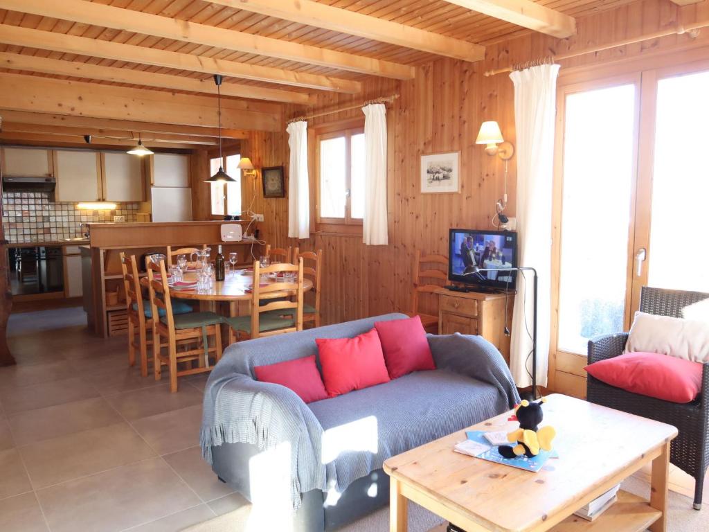 ein Wohnzimmer mit einem Sofa und einem Tisch in der Unterkunft Chalet Seravalle by Interhome in Les Crosets