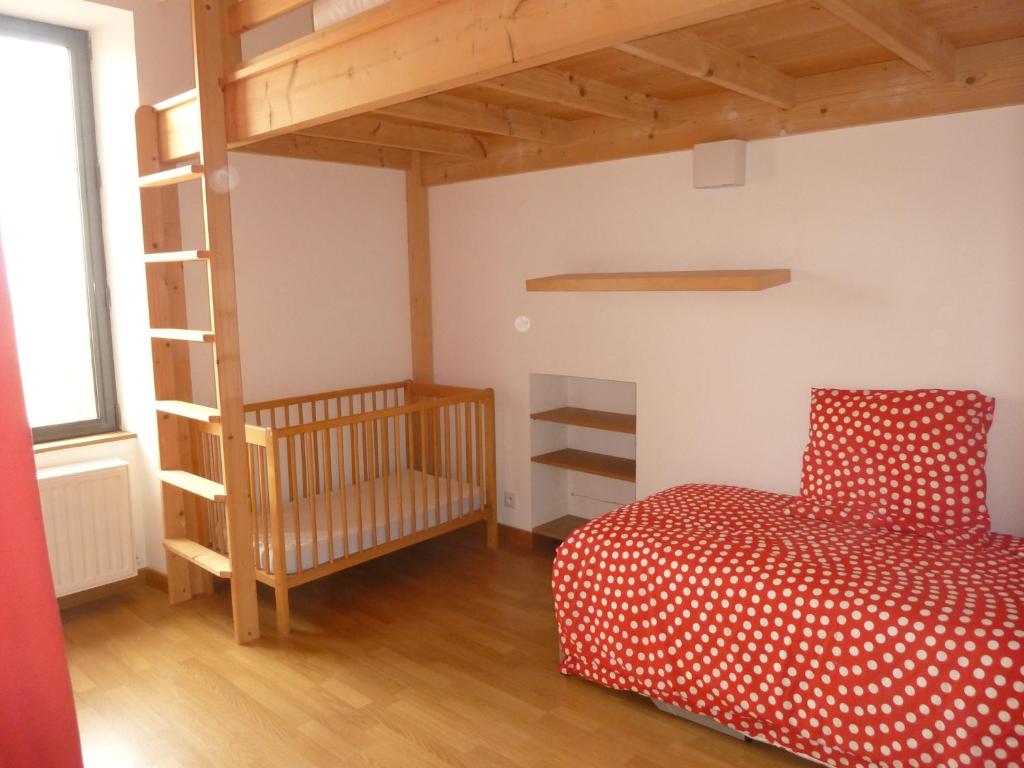 1 dormitorio con litera y cuna en Le Petite des Bouchots, en Les Boucholeurs