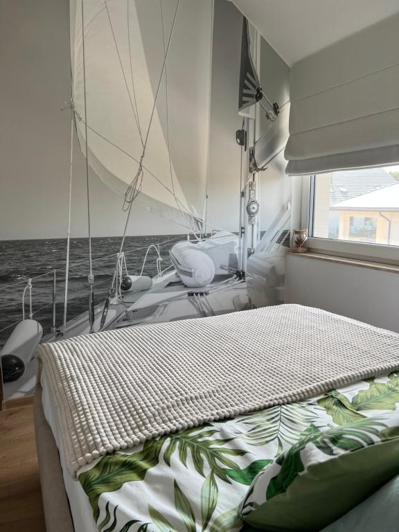 een slaapkamer met een bed op een boot bij Boya Home in Wilkasy