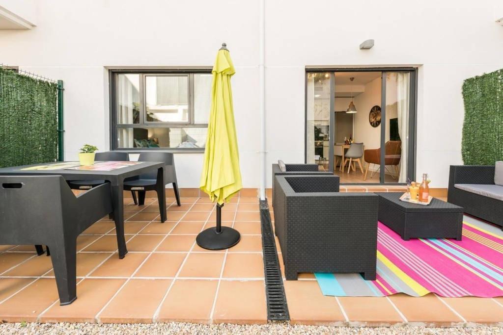 マドリードにあるApartamento con jardin privadoのダイニングルーム(テーブル、黄色い傘付)