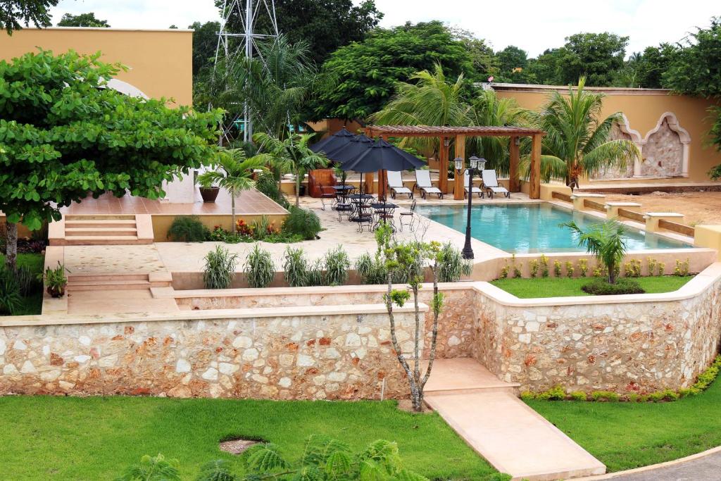 Piscina a TecnoHotel Valladolid o a prop