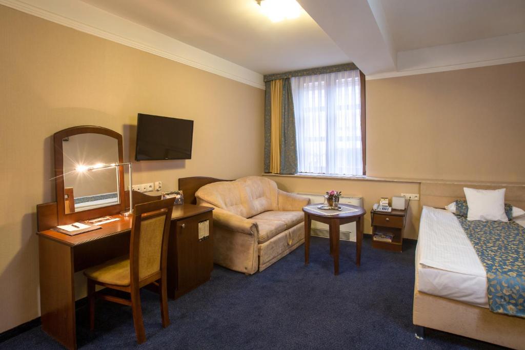 Televízia a/alebo spoločenská miestnosť v ubytovaní Hotel Ambasadorski Rzeszów