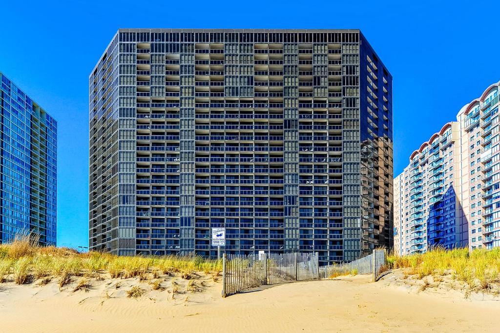 een hoog gebouw op het strand met hoge gebouwen bij Golden Sands 809 in Ocean City