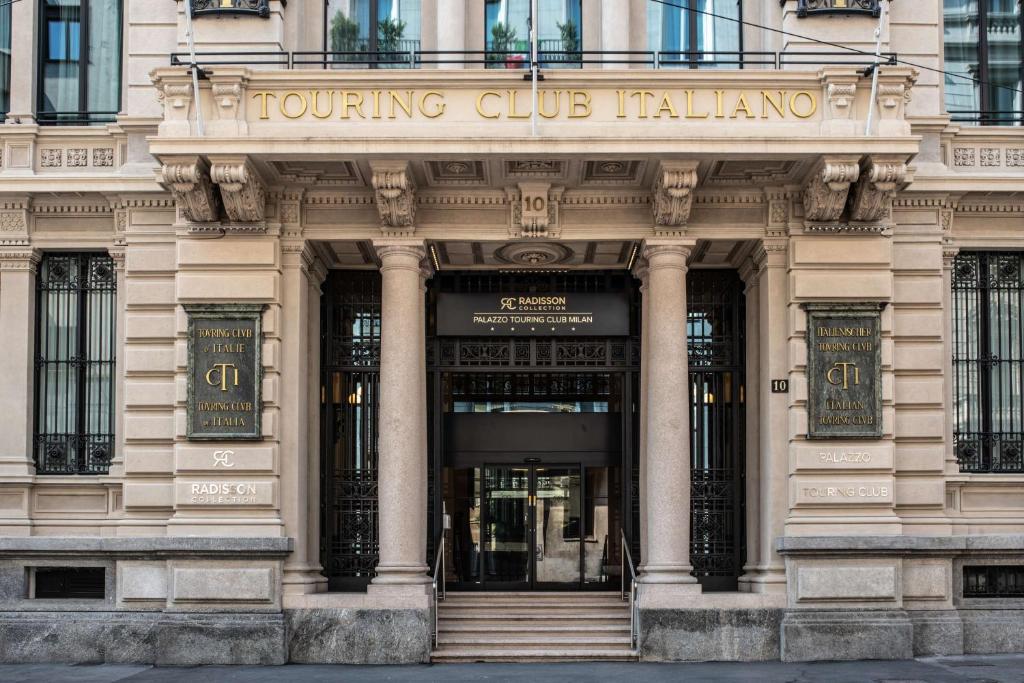 un edificio con la parte delantera de una plaza club giratoria en Radisson Collection Hotel, Palazzo Touring Club Milan en Milán