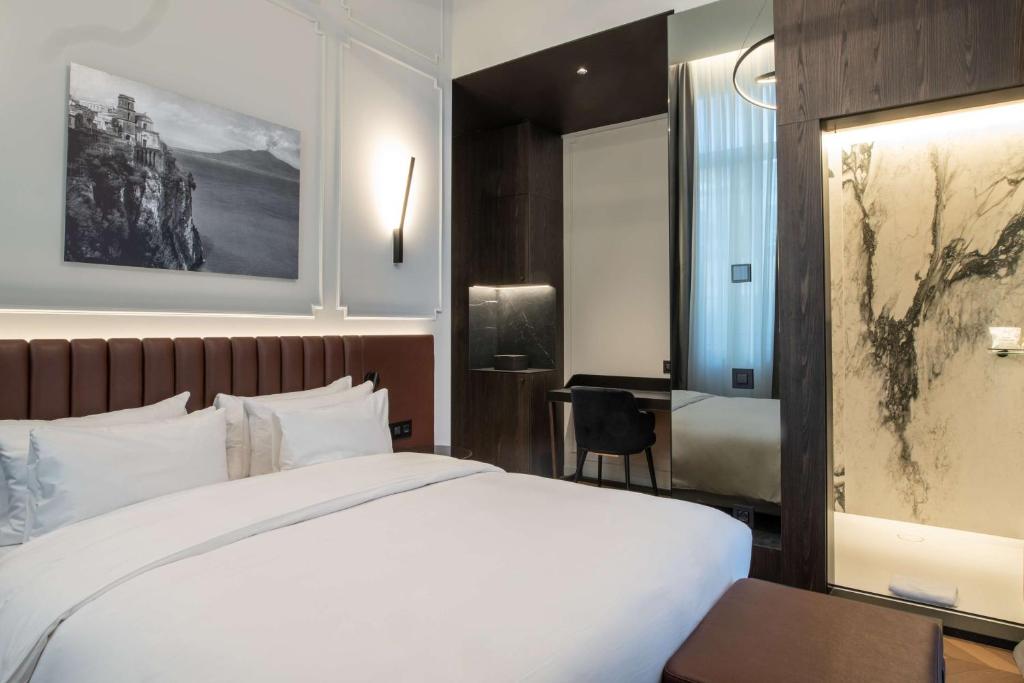 Postel nebo postele na pokoji v ubytování Radisson Collection Hotel, Palazzo Touring Club Milan