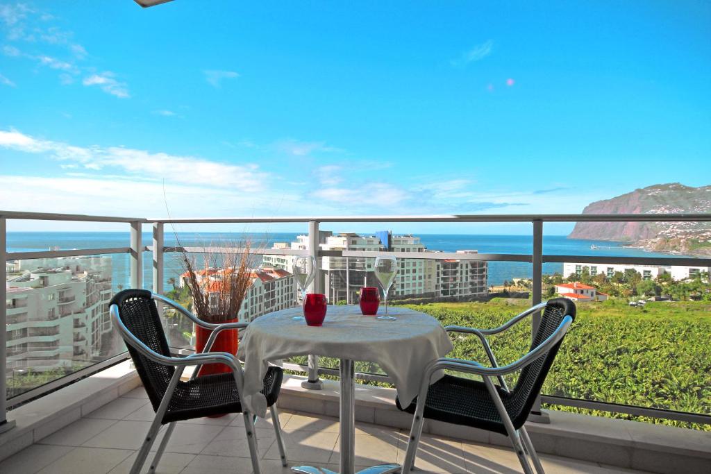 フンシャルにあるForum Apartment by HR Madeiraのテーブルと椅子、海の景色を望むバルコニー
