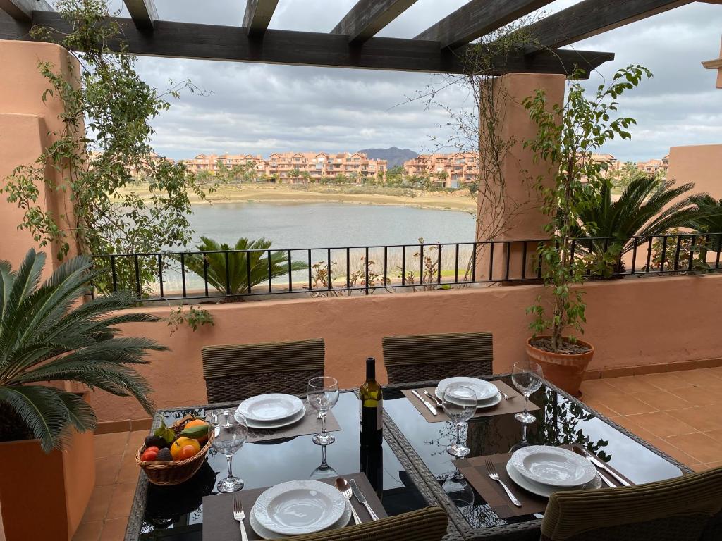 トレ・パチェコにあるApto. Mar Menor Golf Resortの川の景色を望むテーブル(ワイングラス付)