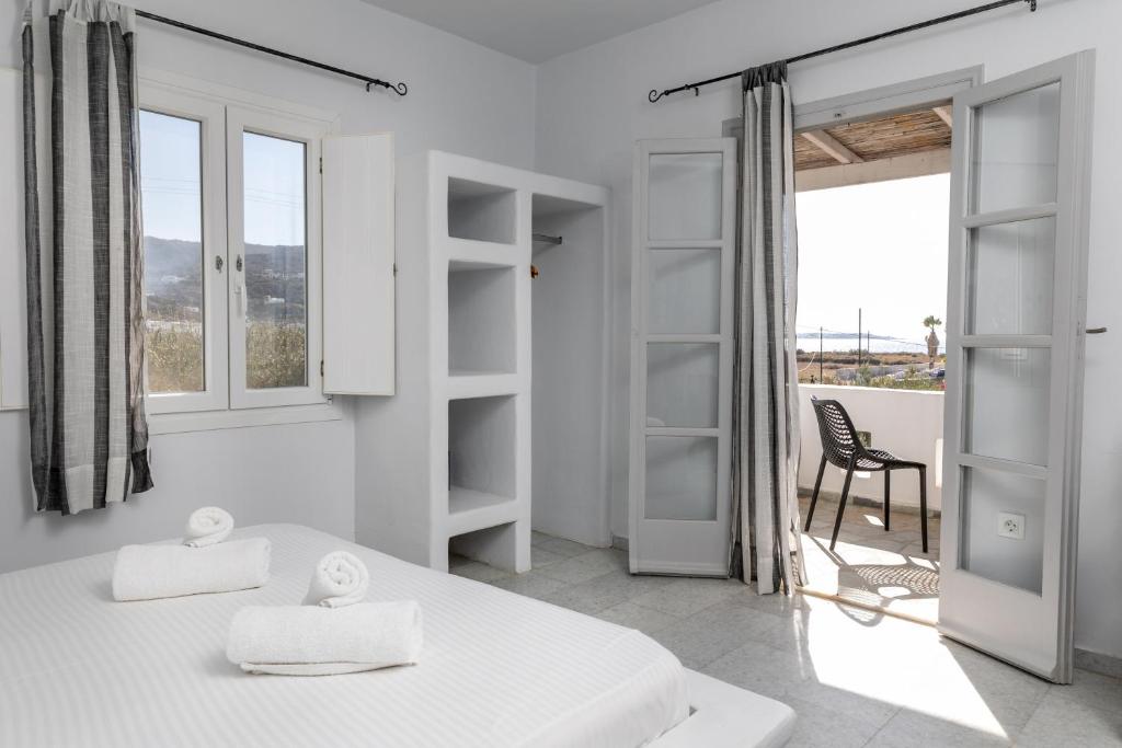 Postel nebo postele na pokoji v ubytování Helios Beach Studios