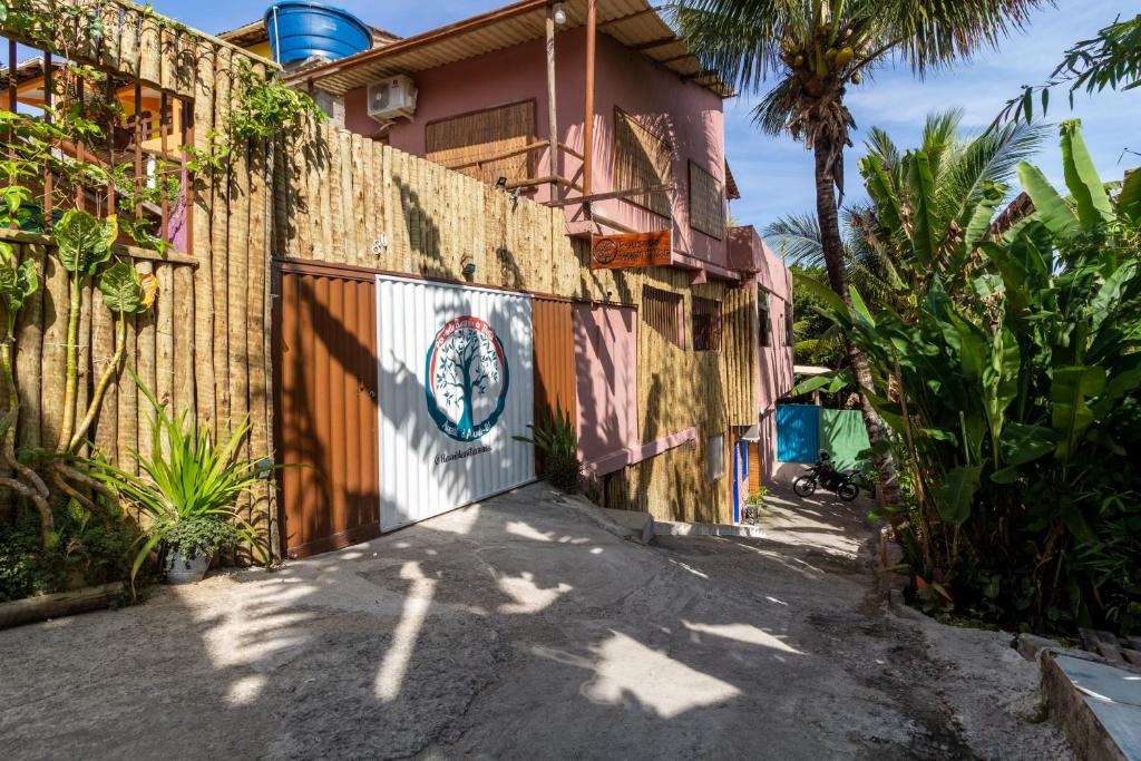 uma cerca com um mural ao lado de uma casa em Pousada Recanto da Mata em Arraial d'Ajuda