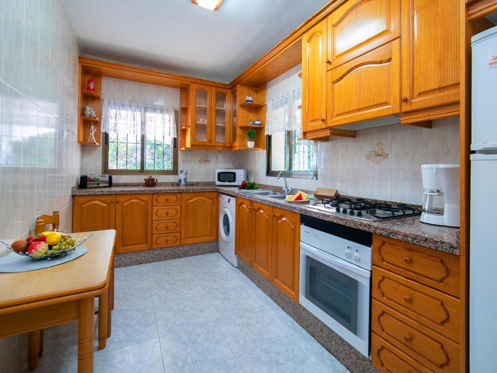 Kuchyň nebo kuchyňský kout v ubytování Villa Mariclara by Interhome