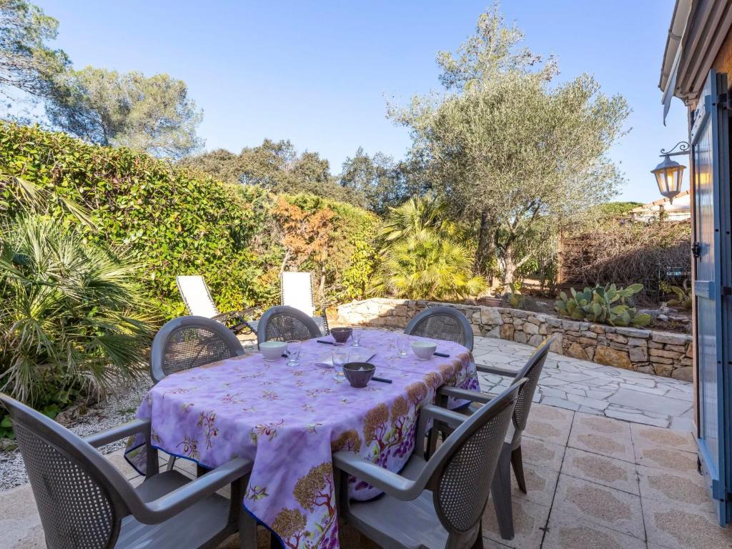 Κήπος έξω από το Holiday Home Le Clos d'Azur 1 by Interhome