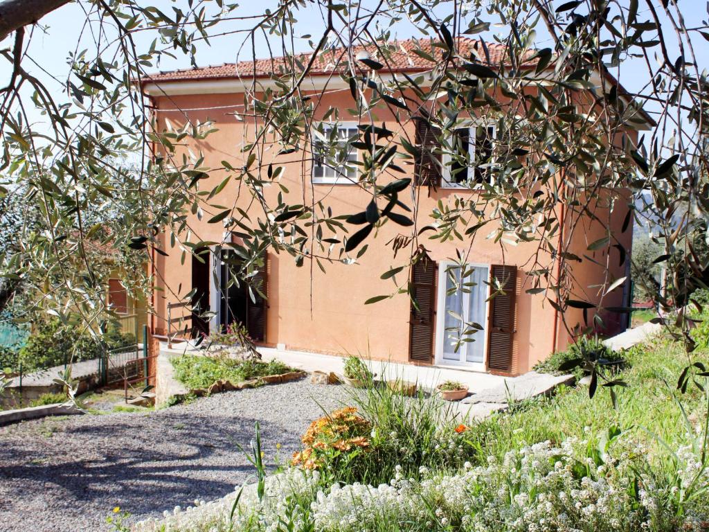 CivezzaにあるHoliday Home Ca' del Sole by Interhomeの前庭付きの家