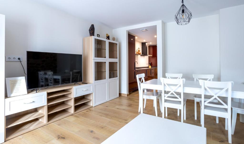TV a/nebo společenská místnost v ubytování Apartamentos Los Edules