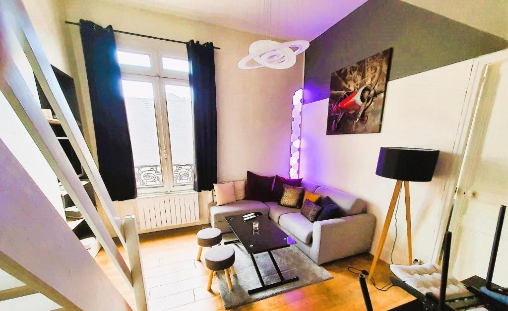 Televízia a/alebo spoločenská miestnosť v ubytovaní Le Fontenelle Appartement hyper centre par beds76