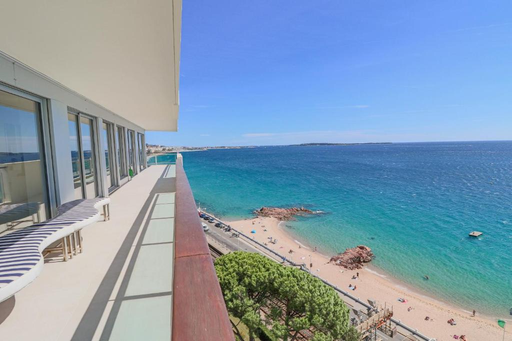 een balkon met uitzicht op het strand bij LA MER Breathtaking sea view luxurious design apartment in Cannes