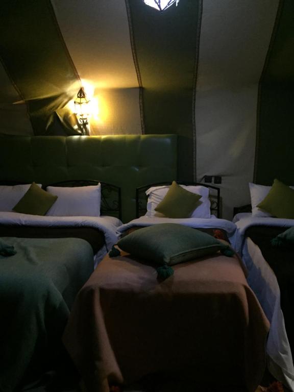 Postel nebo postele na pokoji v ubytování Fabulous Desert Camp