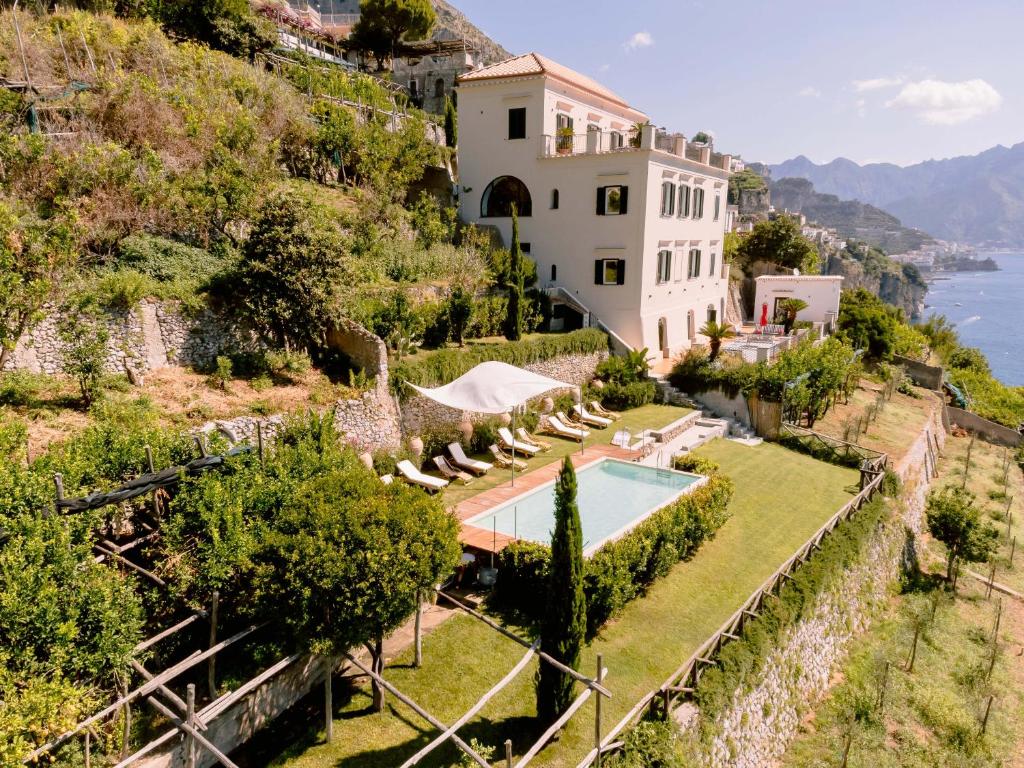 un domaine sur le flanc d'une colline avec une piscine dans l'établissement AMALFI - VILLA DI LUSSO A PICCO SUL MARE, à Amalfi