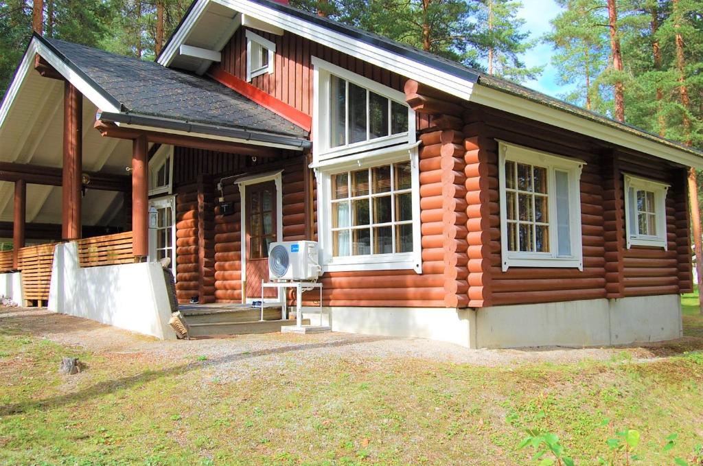a log cabin with a front door and a porch at Holiday Home Honkakoli 1 in Kolinkylä