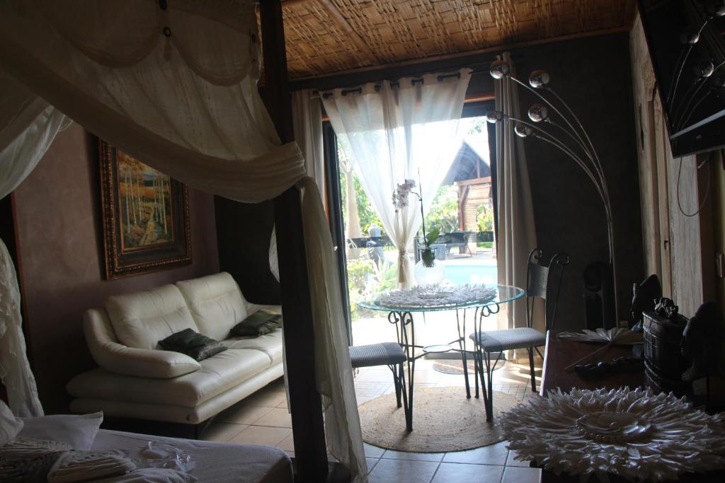 Posezení v ubytování LA LIANE DE JADE 974-Lodge Le Palissandre - jacuzzi privatif - piscine chauffée