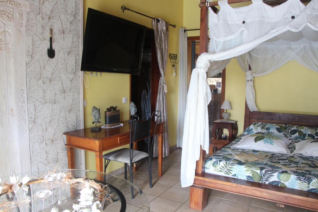 Postel nebo postele na pokoji v ubytování LA LIANE DE JADE 974-Lodge Le Palissandre - jacuzzi privatif - piscine chauffée