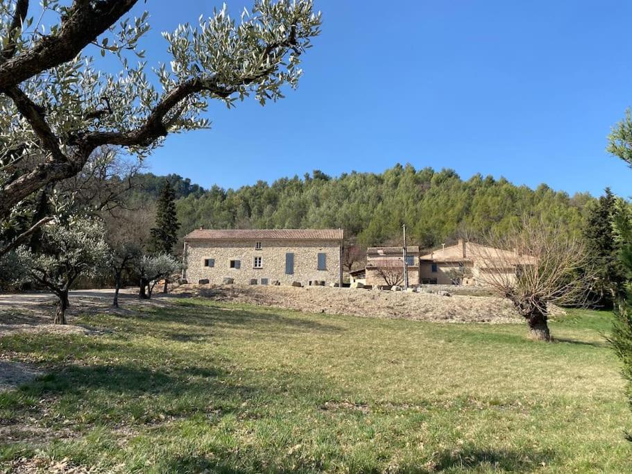 stary budynek w środku pola w obiekcie Petite Maison en Provence w mieście Plaisians