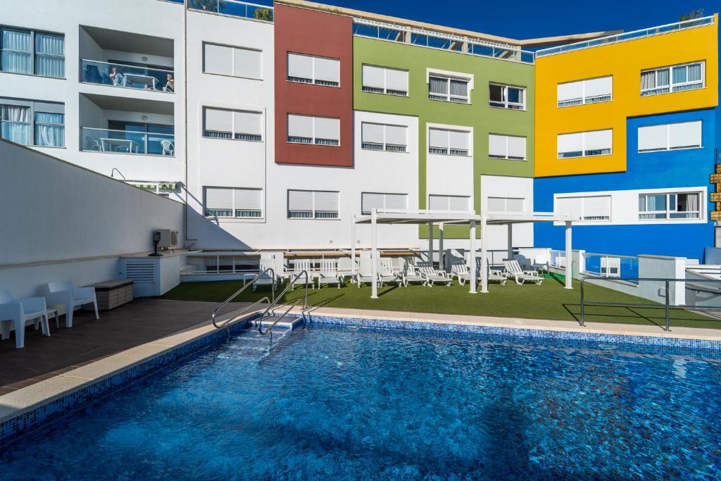 ein Schwimmbad vor einem Gebäude in der Unterkunft Vistamar Hotel Luxury Wellness By DLV -Adults Only- in Villajoyosa