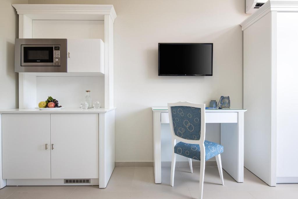 TV a/nebo společenská místnost v ubytování Light Blue Hotel