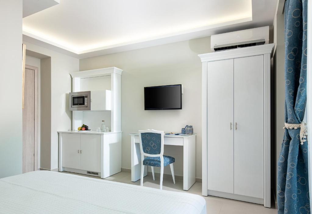 TV a/nebo společenská místnost v ubytování Light Blue Hotel