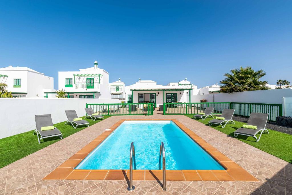 une piscine dans l'arrière-cour d'une maison dans l'établissement Villa Pargo, à Playa Blanca
