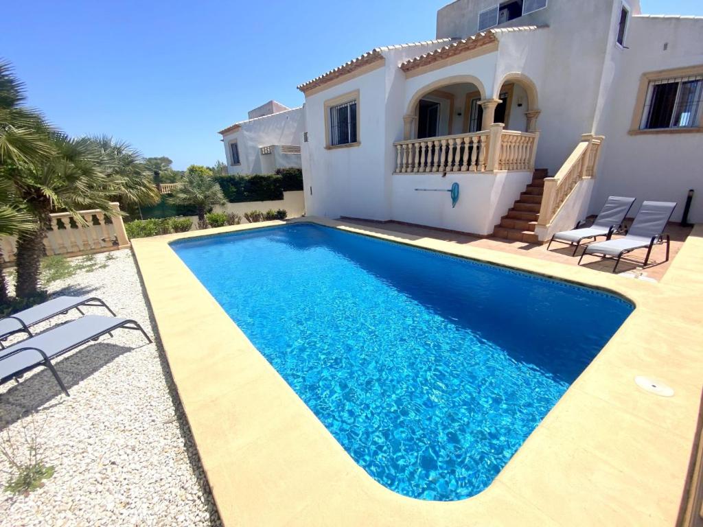 The swimming pool at or close to Holiday Home Laurel by Interhome