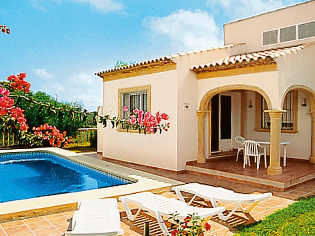 The swimming pool at or close to Holiday Home Laurel by Interhome