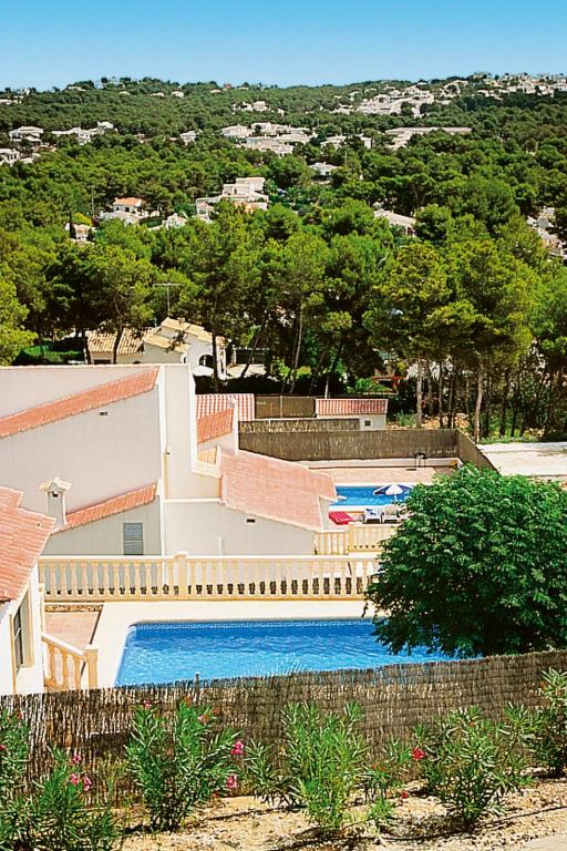 The swimming pool at or close to Holiday Home Laurel by Interhome