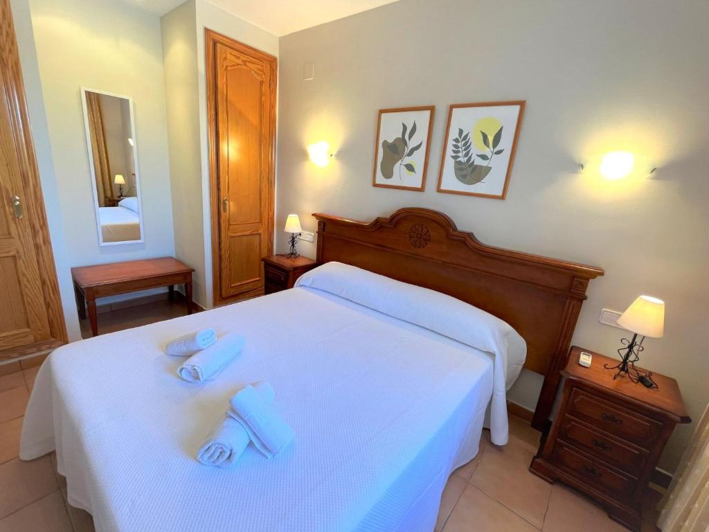 A bed or beds in a room at Holiday Home Laurel by Interhome