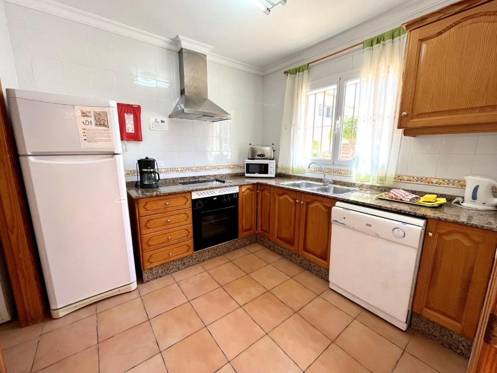 A kitchen or kitchenette at Holiday Home Laurel by Interhome