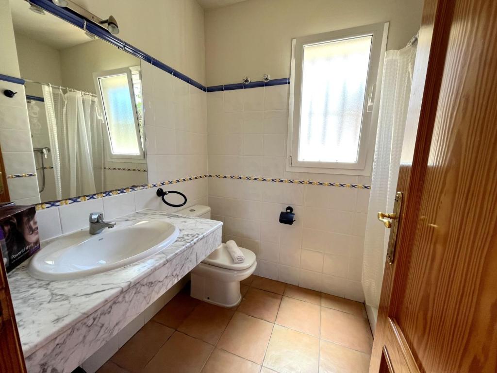 A bathroom at Holiday Home Laurel by Interhome