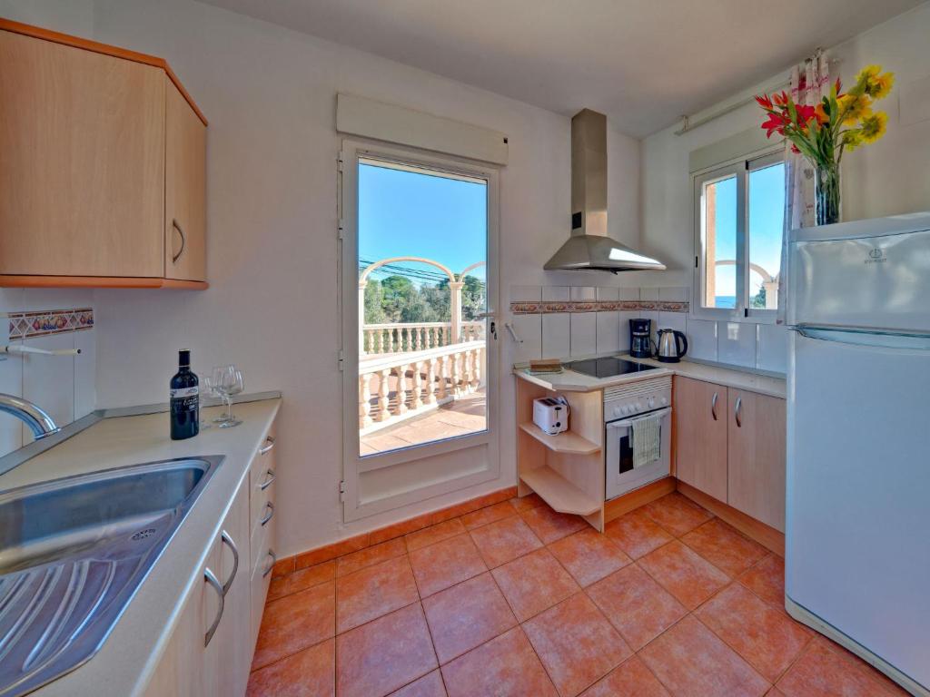 Kuchyňa alebo kuchynka v ubytovaní Apartment Canuta Baja-7 by Interhome
