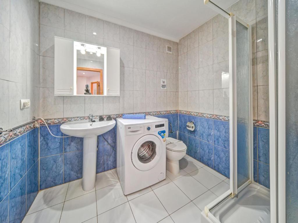 Kúpeľňa v ubytovaní Apartment Canuta Baja-7 by Interhome