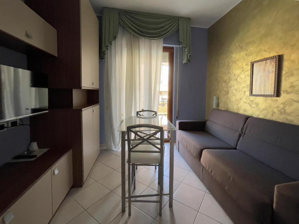 a living room with a couch and a table at La Lanterna in Silvi Marina