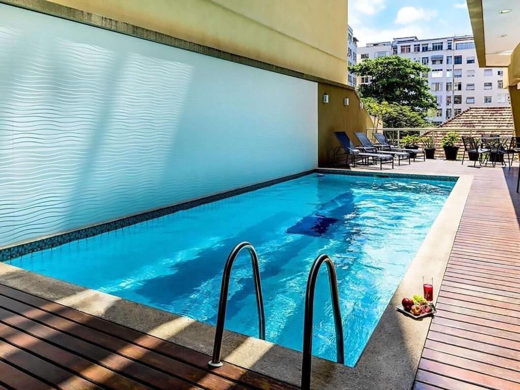 una piscina al costado de un edificio en Flat Ipanema com Garagem, en Río de Janeiro