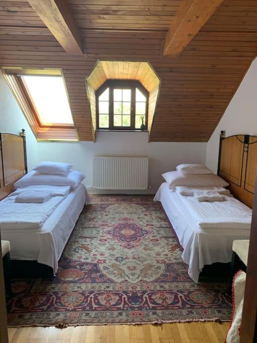 Postel nebo postele na pokoji v ubytování Manor House on the Danube Bend
